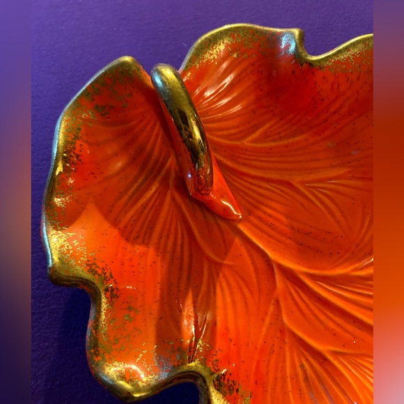 CA POTTERY VTG MCM Beautiful gilded ceramic leaf dish. No chips or cracks. - Picture 2 of 9